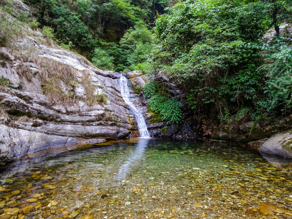 tirthan-valley-choe-waterfall-trek-travelwith