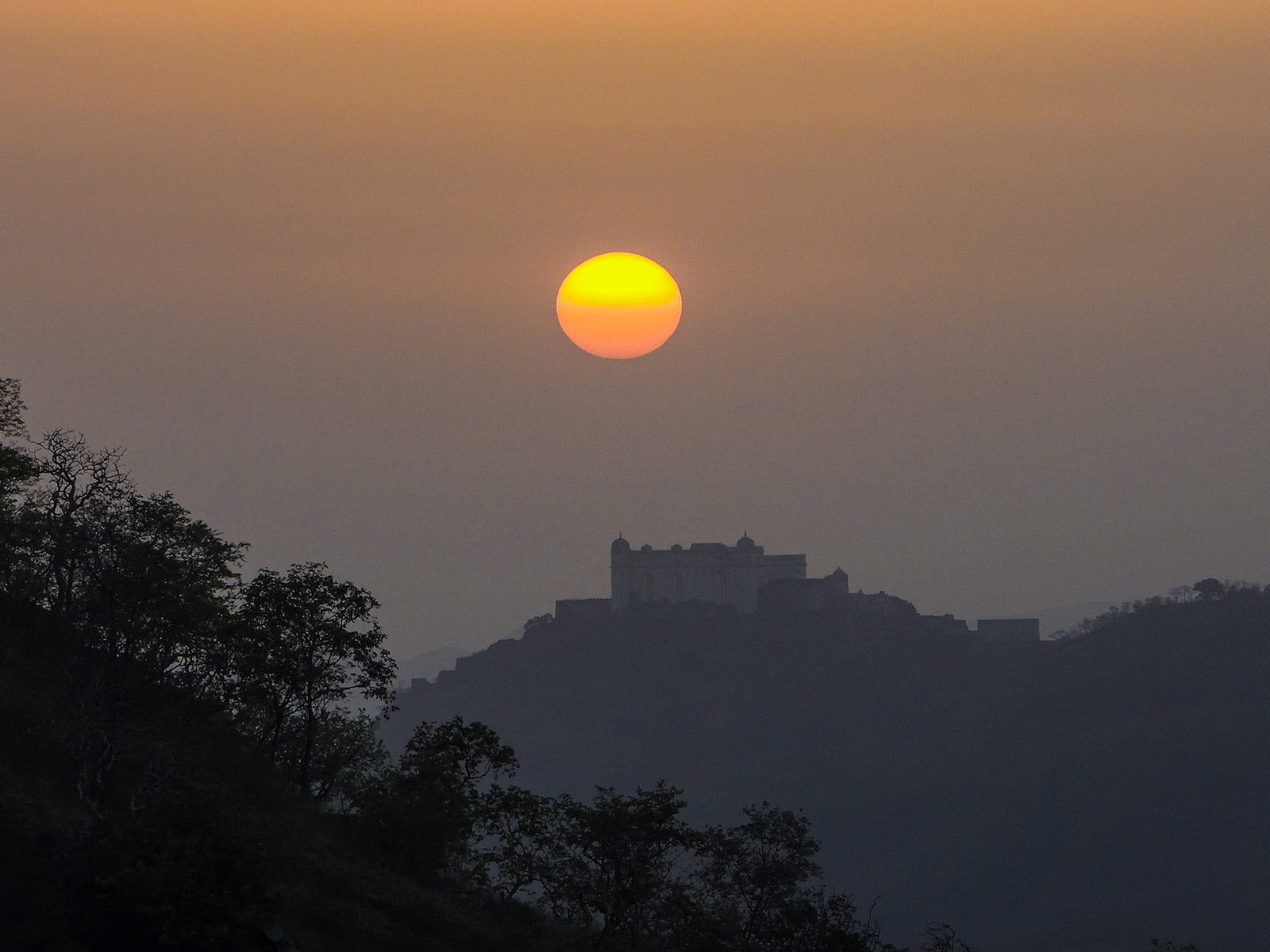 kumbhalgarh-fort-rajasthan-tourism-sunset-travelwith